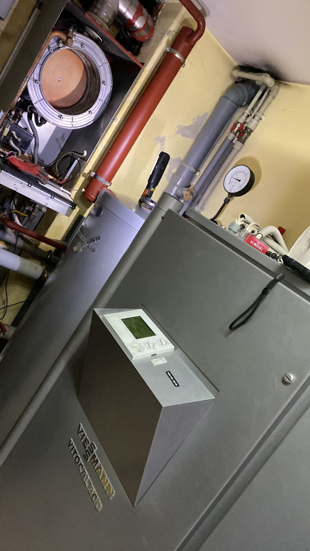 Jednostka zewnętrzna pompy ciepła zamontowana na elewacji budynku