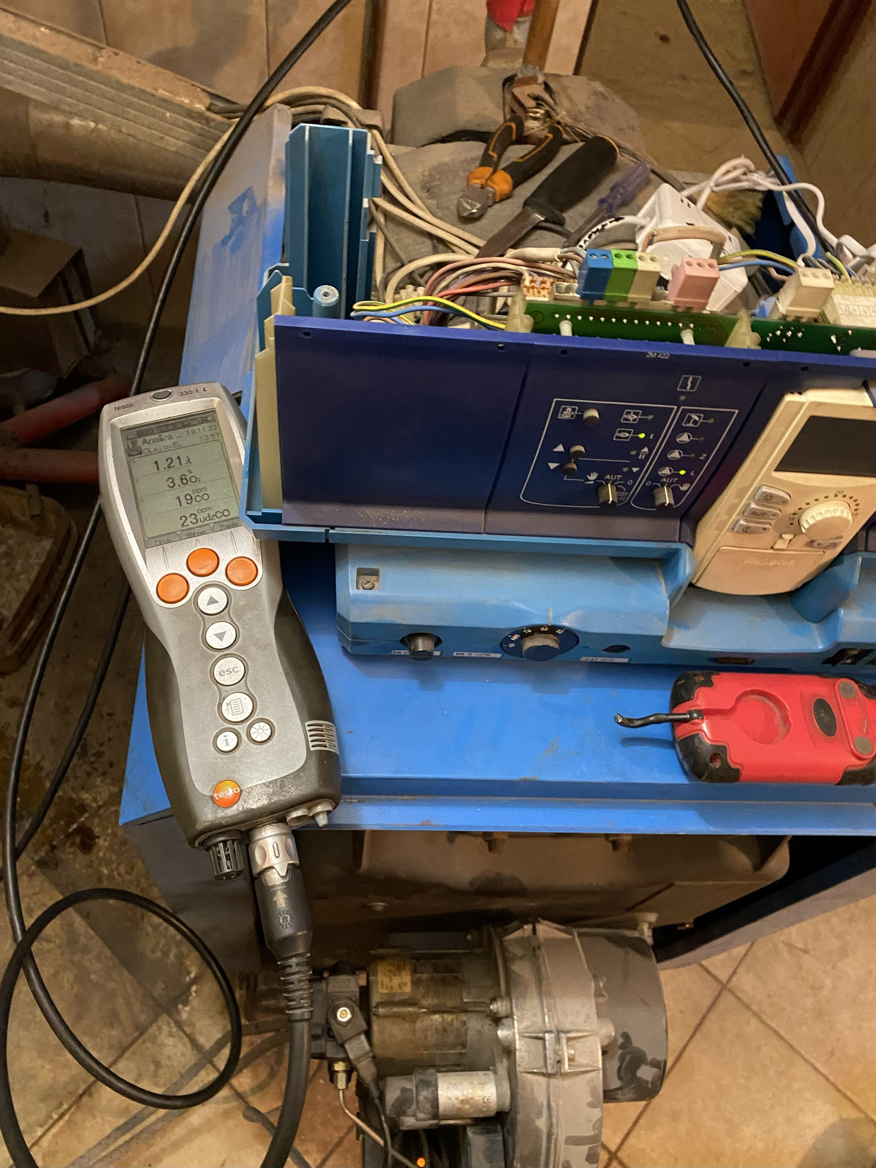 Kocioł gazowy wiszący Buderus w trakcie serwisu