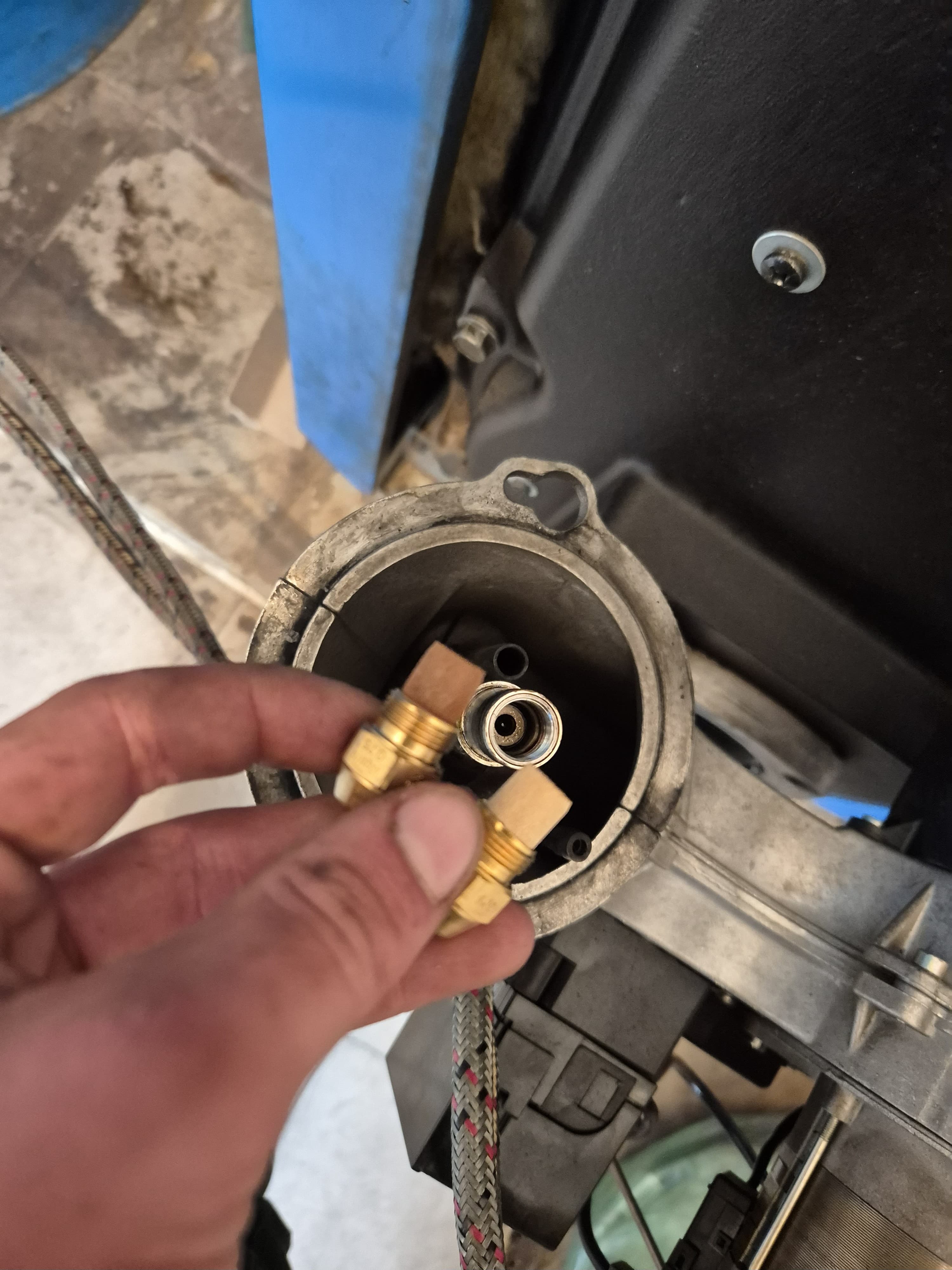 Zanieczyszczona dysza palnika olejowego przed czyszczeniem