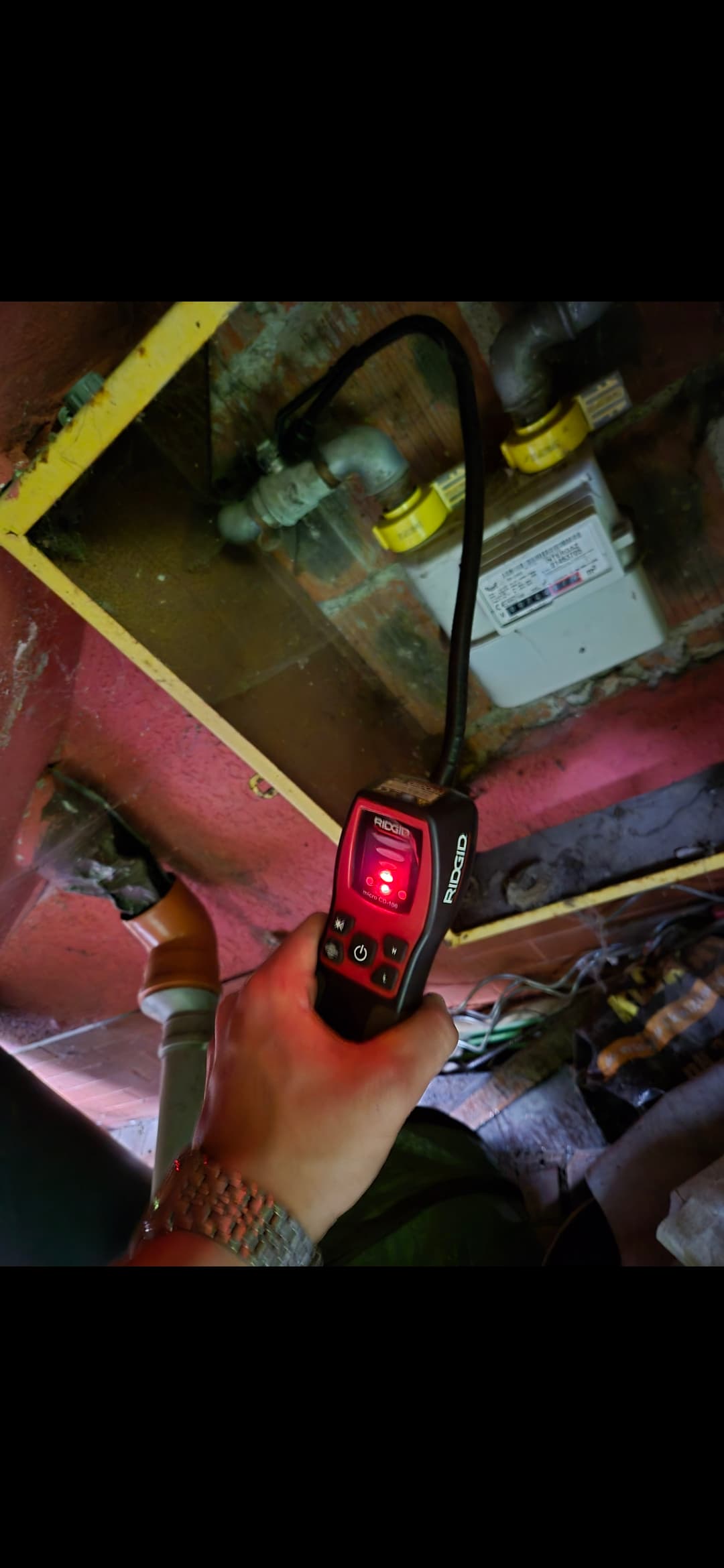 Serwisant dokonujący pomiaru szczelności instalacji gazowej