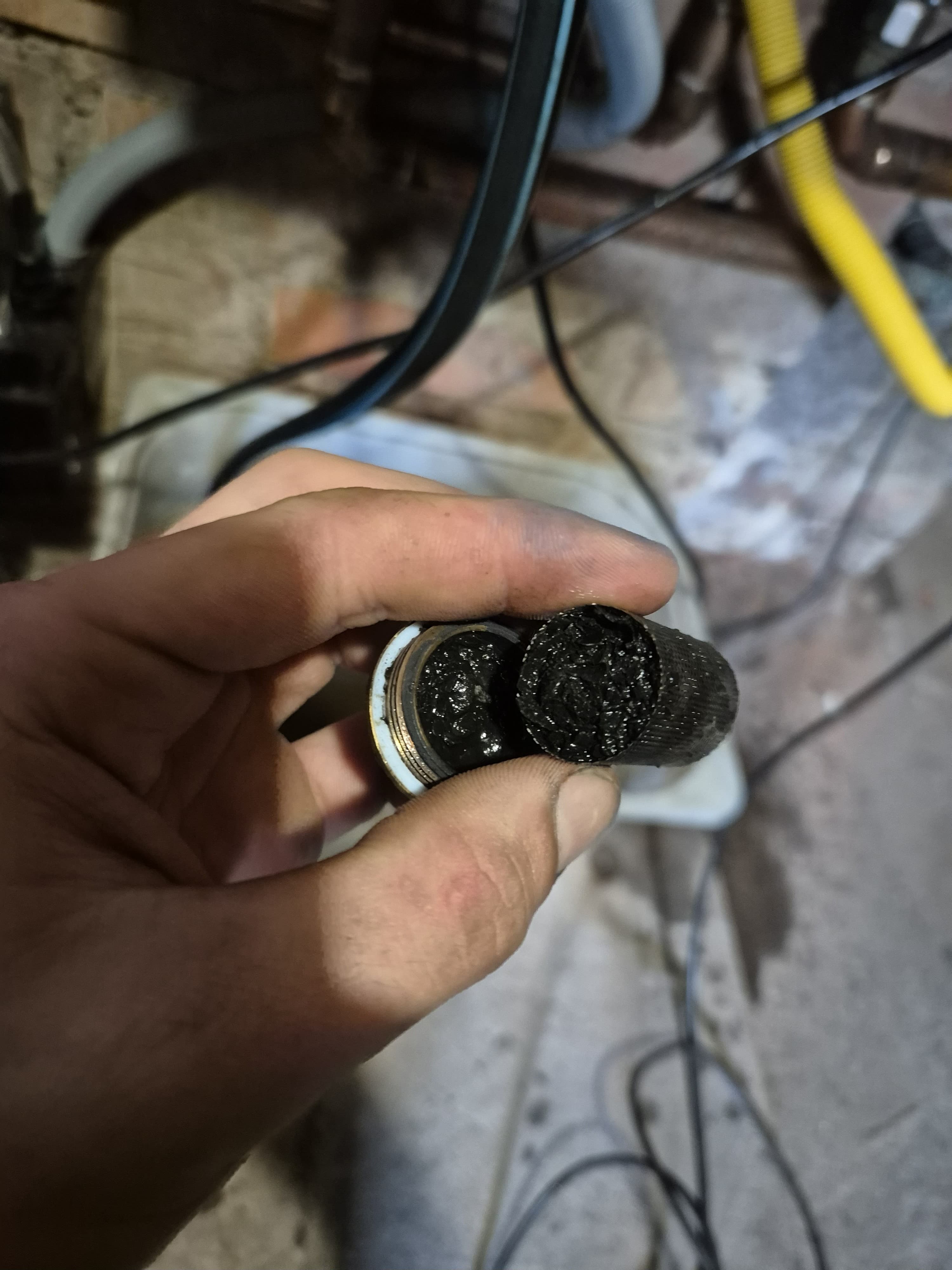 Przykład zanieczyszczonego, niedrożnego filtra instalacji C.O.